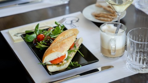 Nőnapi pezsgős brunch 2026